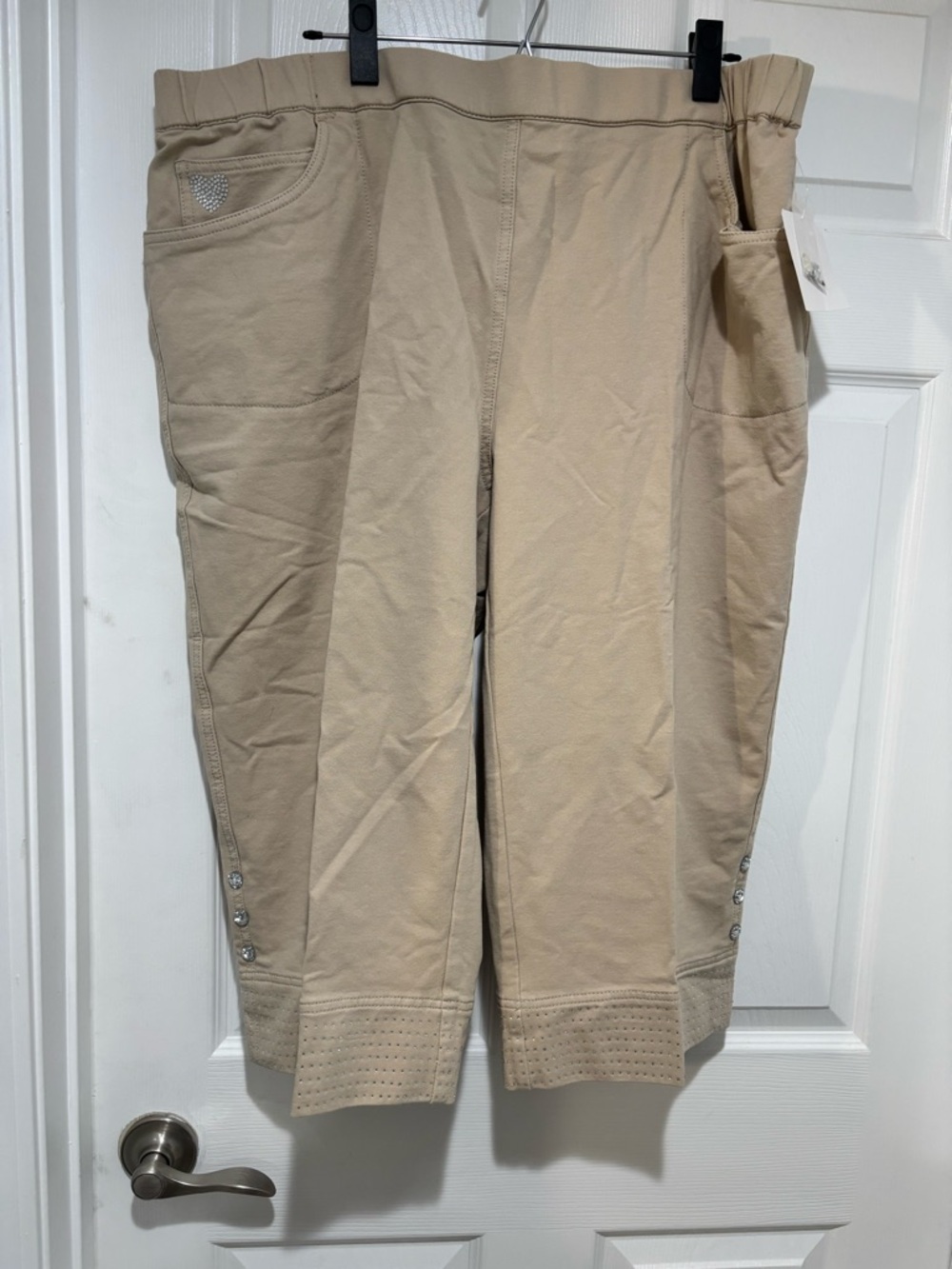 DREAM JEANNES BY QUACKER FACTORY NIP Khaki Blinged Capris